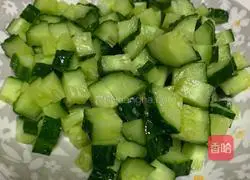 Fat-reduced chicken breast, cucumber and pleurotus eryngii diced Practice illustration 3