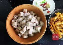 Illustration of how to make bean curd, braised pork and stewed dried bean knots 4