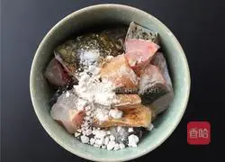 Illustration of how to cook fish with pickled pepper and black bean sauce 2