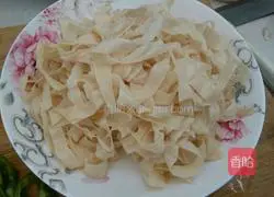 Illustration of how to stir-fry chili with dried bean skin 2