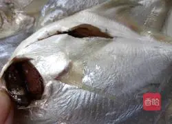 Illustration of how to make steamed white pomfret 4