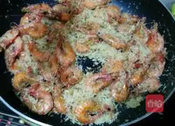 Illustration of how to make stir-fried shrimps in typhoon shelter 11