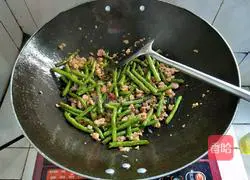 Illustration of how to stir-fry long beans with minced meat 9