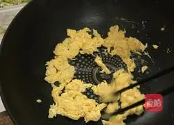 Illustration of how to make fried eggs with leeks 8