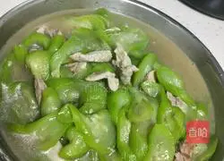 Illustration of how to cook loofah with fried meat 5