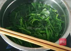 Illustration of how to mix water spinach 4