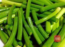 Illustration of how to make shredded pork with garlic sprouts 3