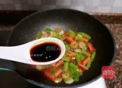 Illustration of how to stir-fry lettuce and shrimp 11