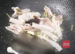 Illustration of how to stir-fry squid tubes with green peppers and red peppers 8