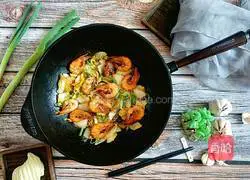 Illustration of how to make Chinese stir-fry shrimp and cabbage in iron pot 10