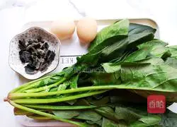 Scrambled eggs with spinach and fungus Illustration of how to do it 1