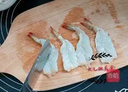 Illustration of how to make two shrimps at home 3