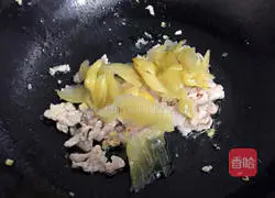 Illustration of how to make fried pork slices with pickles 12