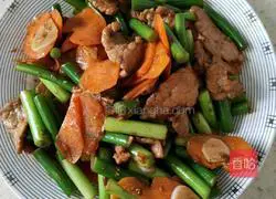 Illustration of how to make sliced meat and garlic sprouts 5