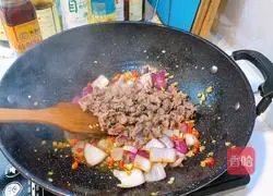 Illustration of how to make fried yellow beef with onions 8