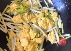 Illustration of how to make fried eggs with garlic 4