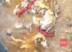 Illustration of how to stew goose in iron pot 8