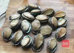 An illustration of how to make steamed abalone with garlic 1