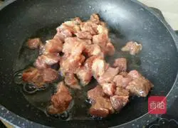 Illustration of how to make pea and beef cubes 7