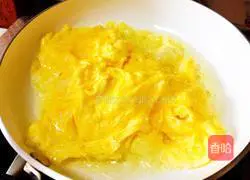 Illustration of how to make scrambled eggs with mushrooms 4