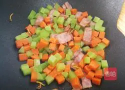 Illustration of how to stir-fry seasonal vegetables with bacon 8