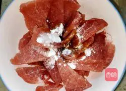 Illustration of how to make sliced meat and garlic sprouts 3