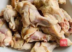 Illustration of how to make spicy braised chicken wing roots 1