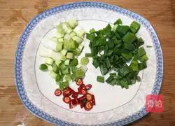 Illustration of how to steam bacon with walnut flowers 3