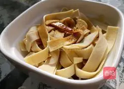 Illustration of how to make steamed bean curd skin with sausage 4