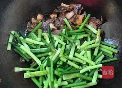 Illustration of how to stir-fry bacon with garlic moss 8