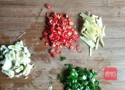 Illustration of how to make shaved salt fish 3