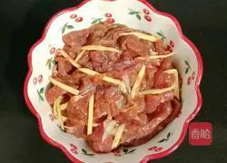 Illustration of how to stir-fry beef with celery and radish 5