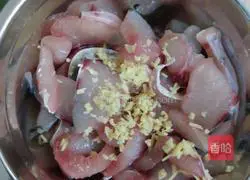 Illustration of how to make fried fish cubes 1