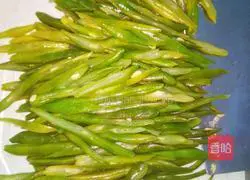 Illustration of how to make stir-fried pork slices with green beans 2