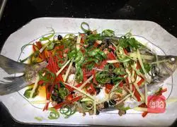 Illustration of how to steam Wuchang fish with black bean sauce 7