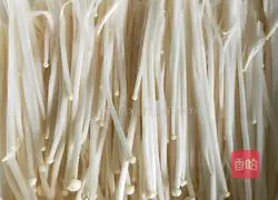 Illustration of how to make steamed beef with Enoki mushrooms 3