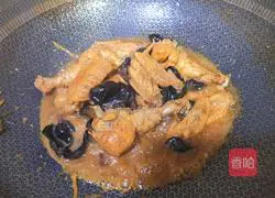 Illustration of braised chicken wings with fungus 12