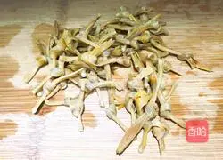 Illustration of how to make steamed chicken with golden needles and fungus 6