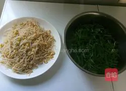 Illustration of how to cook soybean sprouts and stir-fried leeks 1