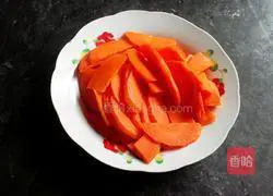 Illustration of how to make fried carrots and meat 1