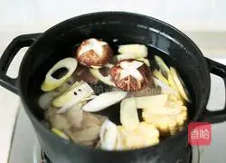 Illustration of how to make three fresh bamboo shoots and fried crispy meatballs 5