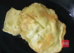 Illustration of how to make scrambled eggs with onions 4