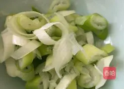 Illustration of how to make frozen tofu with seafood mince 9