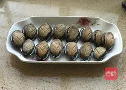 An illustration of how to make steamed abalone with garlic 2