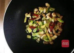 Illustration of how to make fish head in dry pot 6