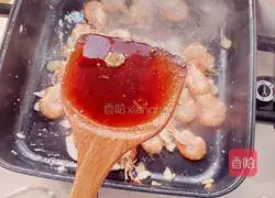 Illustration of braised white-legged shrimp in oil 6