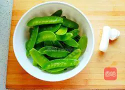 Illustration of how to make fried snow peas 1