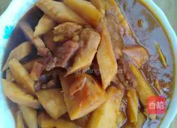 Illustration of how to make winter bamboo shoots, braised pork and stewed potatoes 7