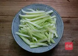 How to stir-fry shredded pork with celery Illustration 2