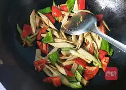Illustration of how to stir-fry sausage with spring bamboo shoots 12